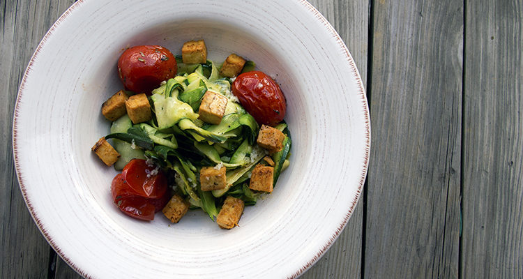 Tagliatelles de courgettes et tofu croustillant aux agrumes