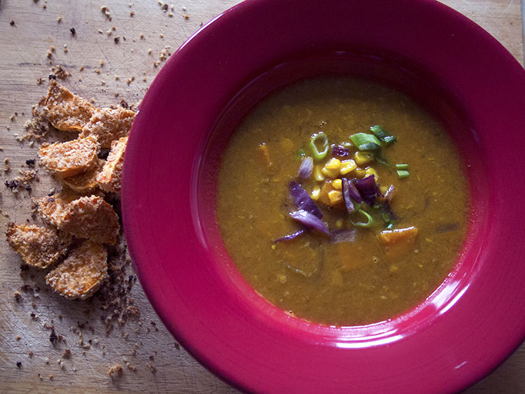 Potage de patates douces et de maïs grillé