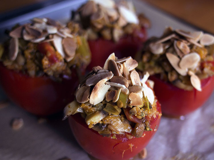 Tomates farcies aux poireaux et aux champignons