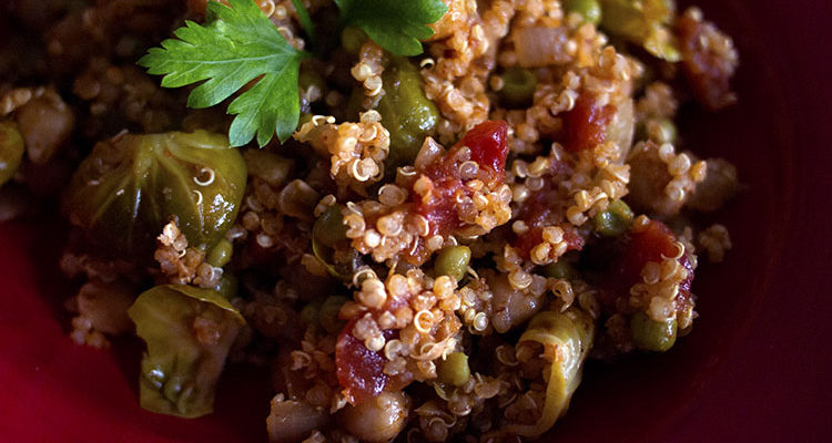 Salade de quinoa aux pétales de choux de Bruxelles et aux petits pois