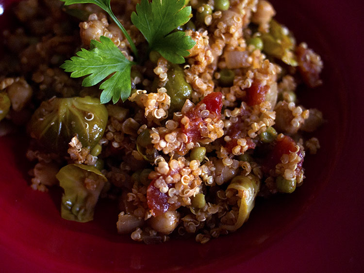 Salade de quinoa aux pétales de choux de Bruxelles et aux petits pois