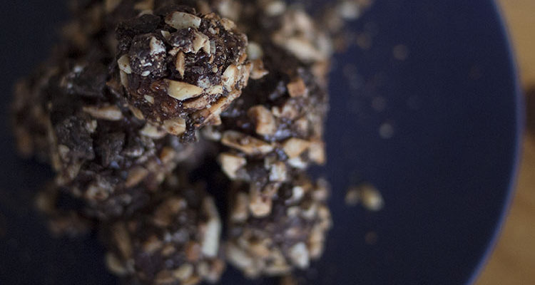 Truffes pimentées au chocolat noir et aux amandes grillées