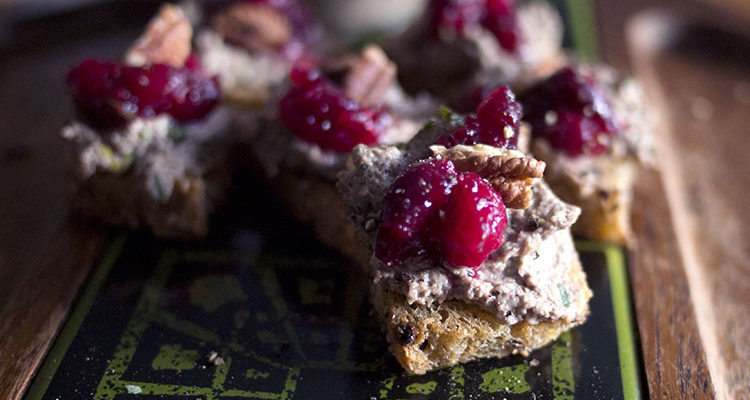 Canapés au pâté de champignons et aux canneberges