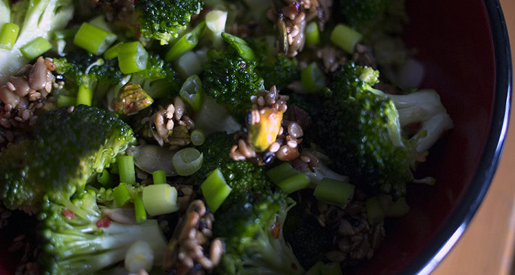 Salade croquante de brocoli et aux grappes de noix