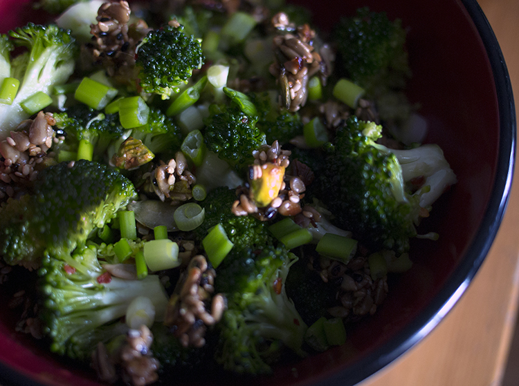 Salade croquante de brocoli et aux grappes de noix