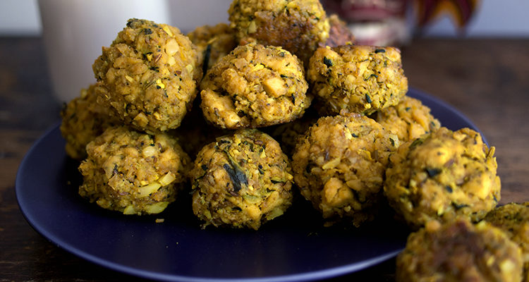 Bouchées de tofu épicé à la courgette et aux noix