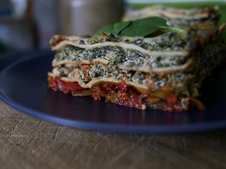 Lasagne à la ricotta d’amandes aux épinards et aux poivrons rouges rôtis