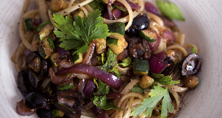 Linguine aux oignons rouges, aux olives et aux pépites de courgettes