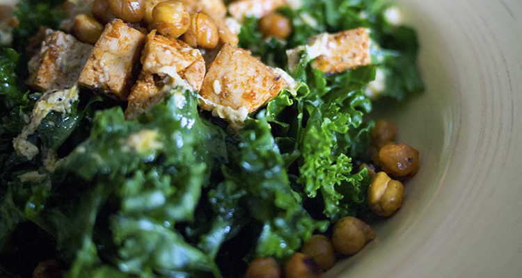 Salade-repas de chou frisé au tofu citronné + croutons de pois chiches