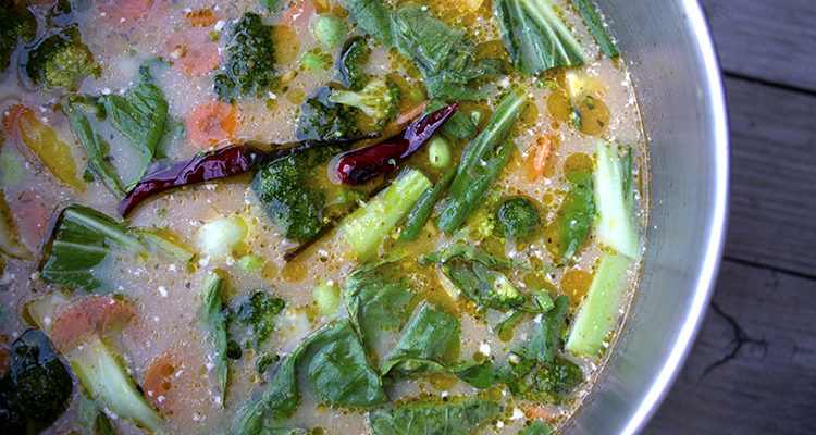 Bouillon miso-coco avec légumes et nouilles