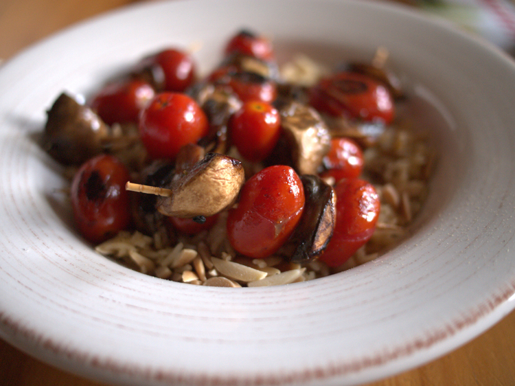 Mini brochettes de tempeh mariné et sauce au sésame