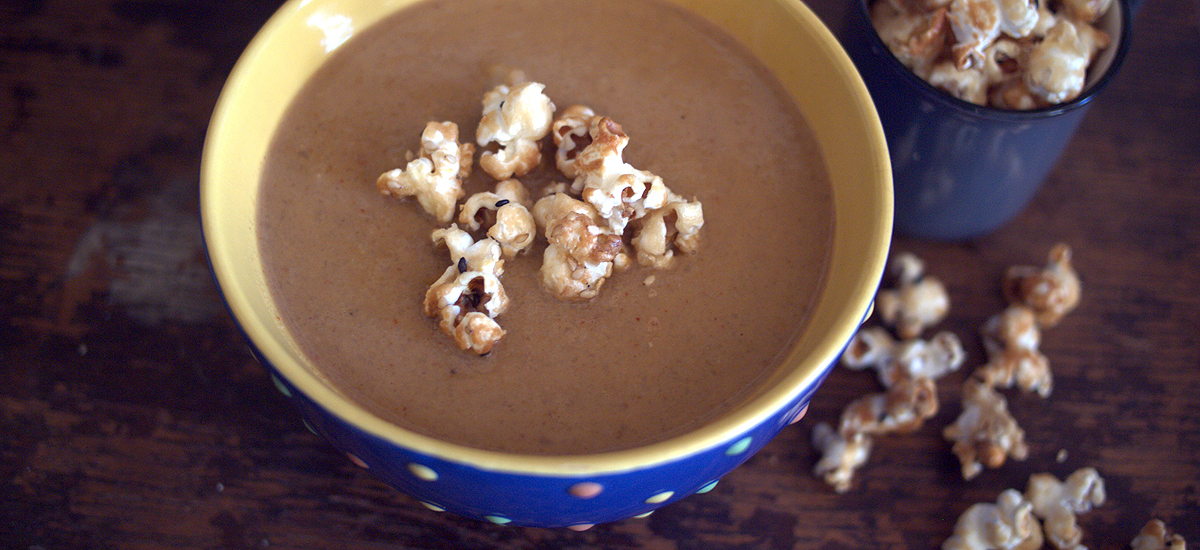 Potage de chou-fleur et popcorn tahini-érable